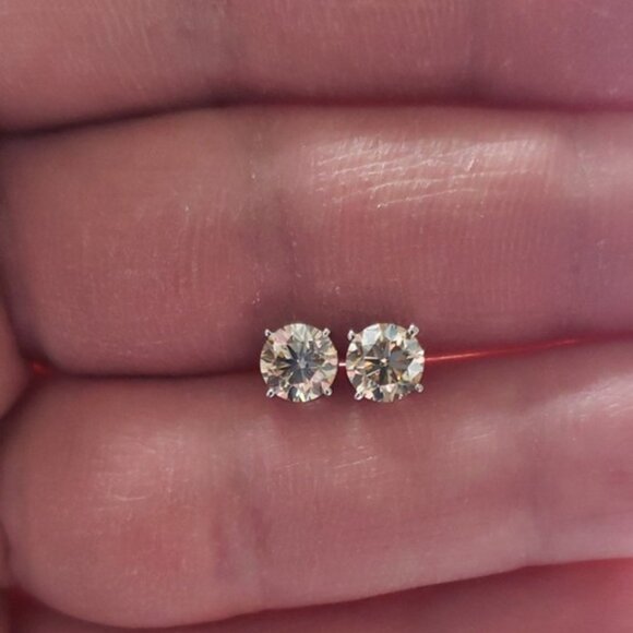 14Kt Gold 1.40 Ct Lab Grown Diamond stud Earrings - Picture 1 of 3